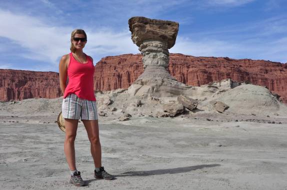Junto ao 'Cogumelo', formação rochosa no Parque Provincial Ischigualasto, na Argentina